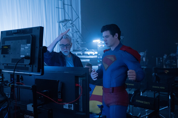 James Gunn dirige David Corenswet sur le plateau (Image source : Warner Bros. / Greg Williams via La Voce di New York)