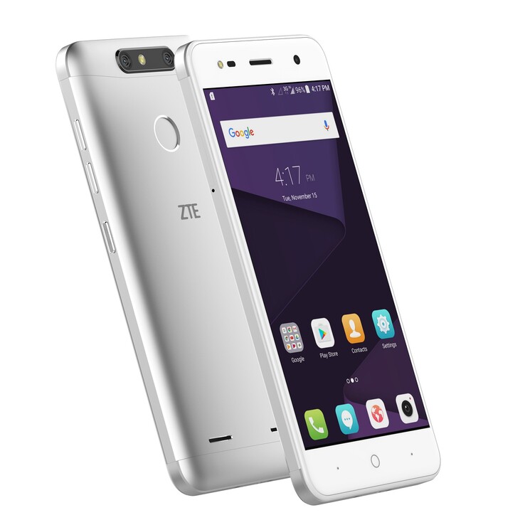 Le ZTE Blade V8 Mini compact tient bien dans la main.