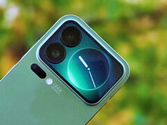 La série Xiaomi 18 Pro est dotée d'un écran arrière doté d'une intelligence artificielle (photo du Xiaomi 17 Pro).