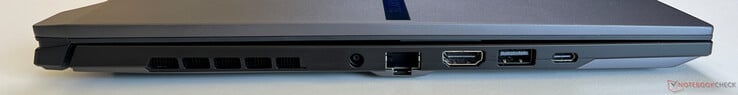 À gauche : alimentation, Gigabit Ethernet, HDMI 2.1, USB 3.2 Gen 1 Type-A (5 Gbit/s), USB4 Type-C (40 GBit/s, DisplayPort 1.4, Power Delivery 3.0)