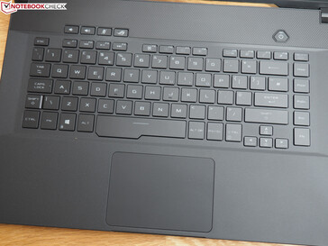 Un coup d'oeil au clavier et au trackpad du Zephyrus S GX502GW...