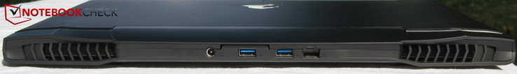 A l'arrière : entrée secteur, 2 USB A 3.0, LAN.