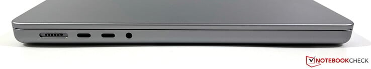 A gauche : MagSafe, 2x USB-C 4.0 avec Thunderbolt 4 (40 Gbps, DisplayPort ALT mode 1.4, Power Delivery), audio 3.5 mm