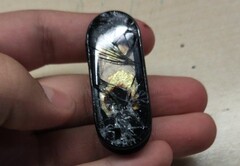 Le Mi Band 5 a apparemment explosé alors qu&#039;il était chargé. (Source de l&#039;image : Michele Costa)