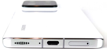 En bas : haut-parleur, microphone, port USB, emplacement pour carte de crédit