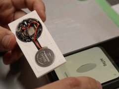 Un moddeur a converti un AirTag Apple pour qu'il tienne dans un portefeuille. (Image : 9to5Mac)