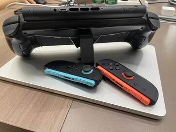 La manette N9 Switch Grip d'Abxylute est dotée d'une béquille et prend en charge la sortie d'écran. (Source de l'image : Abxylute)