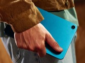 L’Alexa Tablet 8 est disponible en rose, turquoise et gris foncé.