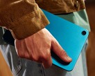 L’Alexa Tablet 8 est disponible en rose, turquoise et gris foncé.