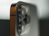 L'appareil photo des iPhones de Apple peut être endommagé si l'appareil est exposé aux vibrations du moteur (Image : Simon Hrozian)