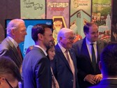 Le président allemand Frank-Walter Steinmeier à la Gamescom, près du stand de « Future? No Thanks! »