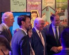 Le président allemand Frank-Walter Steinmeier à la Gamescom, près du stand de « Future? No Thanks! »