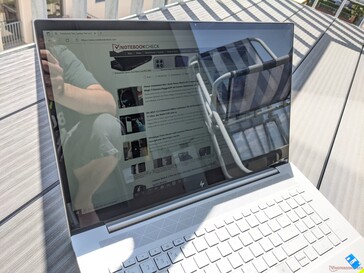 Utilisation du HP Envy 17 cg1356ng en extérieur (soleil derrière l'ordinateur portable)