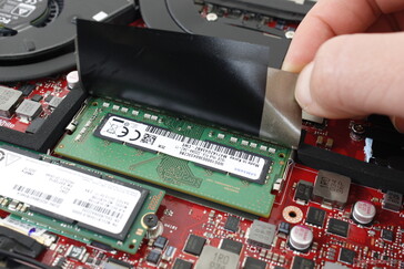 Un seul emplacement SODIMM pour une extension jusqu'à 32 Go (ou 48 Go au total). 16 Go sont déjà soudés à la carte