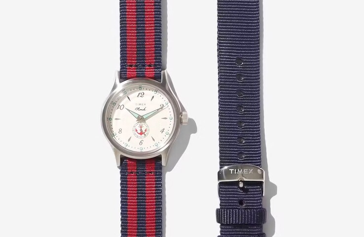 La montre Noah x Timex MK1 Anchor, dotée d'un bracelet en tissu rouge et noir, présentée aux côtés d'un bracelet bleu uni.