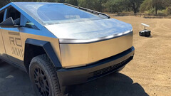 Essais hors route de Cybertruck avec Starlink (capture d'écran : MuddyRuttzz/YT)