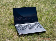 Utilisation du Lenovo ThinkPad E14 G8 en extérieur par temps ensoleillé