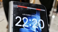Le Xiaomi Mix Fold 5, plus compact et plus large, semble apparaître sur une première photo prise lors d'un essai pratique, sous HyperOS 4.