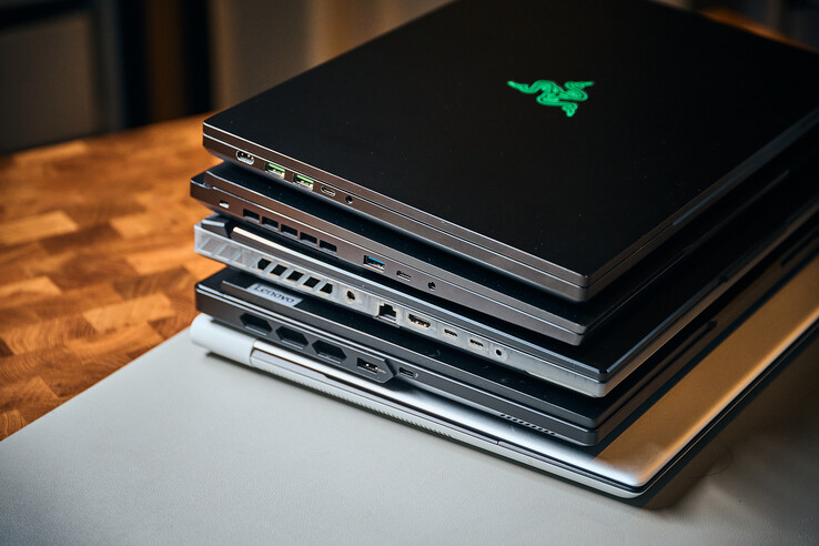De haut en bas : Razer Blade 16 (Power-in, 2 x USB-A, Thunderbolt 4, prise audio), XMG Neo 16 (USB-A, USB-C, prise audio), ROG Scar 16 (Power, 2.5 GbE, USB-C, Thunderbolt 4, prise audio), Legion Pro 7 (USB-A, Thunderbolt 4)