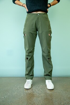 Pantalon avec des trous pour les points d'attache (Image source : Skip)