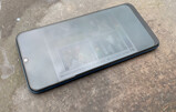 Utilisation du Samsung Galaxy A50 à l'extérieur avec une luminosité moyenne.