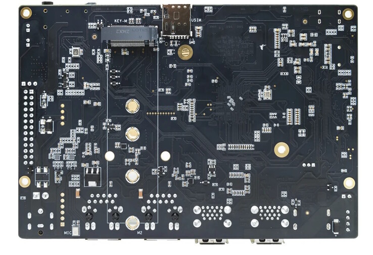 Un emplacement pour carte SIM et un emplacement M.2 sont situés à l'arrière.