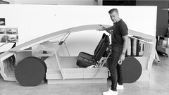 Franz avec l&#039;un des premiers prototypes de Robotaxi (Source : Tesla/Walter Isaacson)