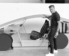 Franz avec l'un des premiers prototypes de Robotaxi (Source : Tesla/Walter Isaacson)
