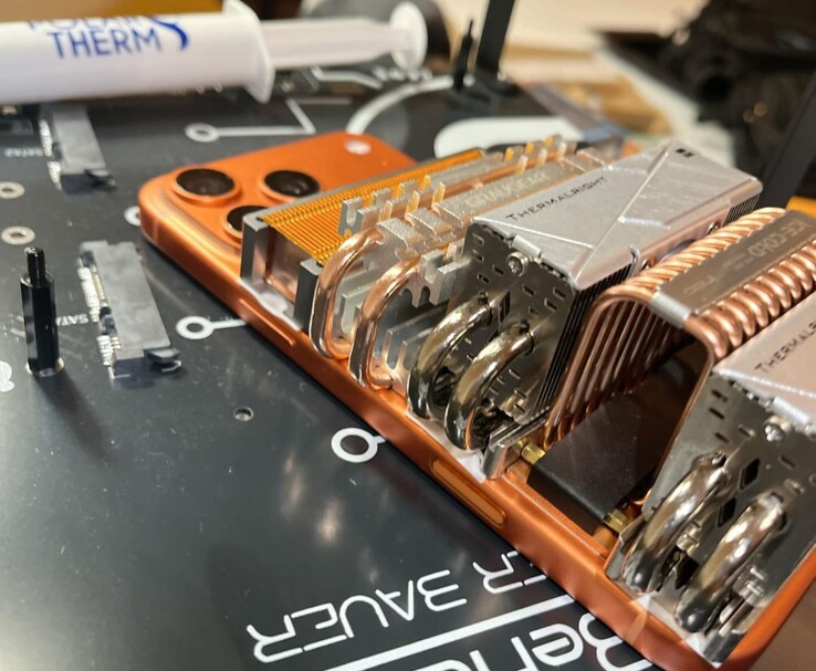 Vue angulaire d'un iPhone 17 Pro Max montrant les refroidisseurs SSD montés à l'arrière pour gérer la dissipation thermique (Source d'image : u/T-K-Tronix via r/iphone)