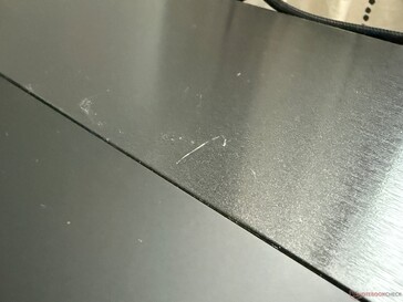 Même si la surface est résistante aux rayures, vous devez tout de même faire attention aux aimants