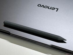 Le stylo se fixe magnétiquement à l'étui.