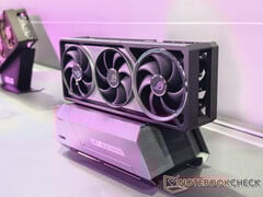 Outre le port Thunderbolt 5, il y a trois ports USB-C à 10 Gbps. Sur la photo : l&#039;eGPU. (Source de l&#039;image : Notebookcheck)