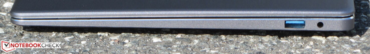 Côté droit : USB A 3.2 Gen 1, jack 3,5 mm.