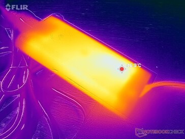 L'adaptateur CA atteint plus de 47°C lorsque les charges sont élevées