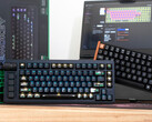 Lemokey L1 HE Keychron K4 HE Claviers à effet Hall sur un bureau devant une boîte et un ordinateur portable