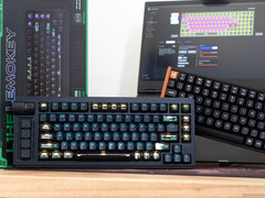 Lemokey L1 HE Keychron K4 HE Claviers à effet Hall sur un bureau devant une boîte et un ordinateur portable