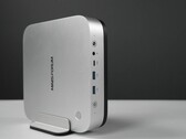 Le mini-PC Minisforum M2 Pro est livré avec un support vertical dans son emballage.
