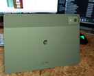 Le Moto Pad 60 Pro en vert élégant n'est disponible que dans quelques pays, mais il constitue une excellente alternative aux appareils plutôt ennuyeux de ses concurrents. (Source de l'image : Notebookcheck)