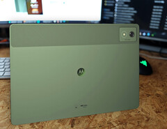 Le Moto Pad 60 Pro en vert élégant n'est disponible que dans quelques pays, mais il constitue une excellente alternative aux appareils plutôt ennuyeux de ses concurrents. (Source de l'image : Notebookcheck)