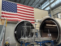 L'instrument StarBurst de la NASA à l'extérieur d'une chambre à vide thermique (Image source : NASA/Daniel Kocevski)