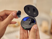 Les oreillettes LG TONE Free T90 peuvent être rechargées sans fil via la norme Qi. (Image source : LG)