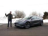 L'autonomie de la Model 3 a considérablement diminué pendant les mois les plus froids (image : Car and Driver/YouTube)