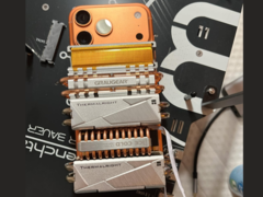 iPhone 17 Pro Max avec des refroidisseurs SSD attachés pour une meilleure stabilité thermique (Image source : u/T-K-Tronix via r/iphone)