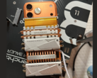 iPhone 17 Pro Max avec des refroidisseurs SSD attachés pour une meilleure stabilité thermique (Image source : u/T-K-Tronix via r/iphone)