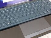 Les deux écrans tactiles sont polyvalents, mais le clavier et le pavé tactile virtuel peuvent être difficiles à utiliser (Image source : Notebookcheck)