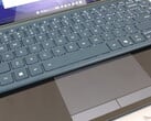 Les deux écrans tactiles sont polyvalents, mais le clavier et le pavé tactile virtuel peuvent être difficiles à utiliser (Image source : Notebookcheck)