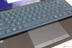 Les deux écrans tactiles sont polyvalents, mais le clavier et le pavé tactile virtuel peuvent être difficiles à utiliser (Image source : Notebookcheck)