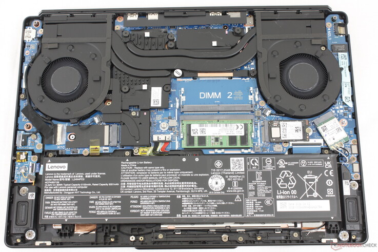 Le Legion 5 15IAX11 dispose de deux emplacements SODIMM pour mémoire vive DDR5 et de deux emplacements SSD M.2. Toutefois, l’un des disques doit mesurer 42 mm de long ou moins.