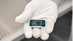 L'ExpertBook Ultra a besoin d'un adaptateur secteur pour être pleinement performant (Source de l'image : Futurecdn.net)