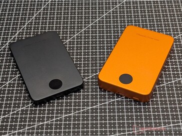 Batterie externe sans fil à semi-conducteurs ReelCharge - 5 000 mAh (à gauche) et 10 000 mAh (à droite).
